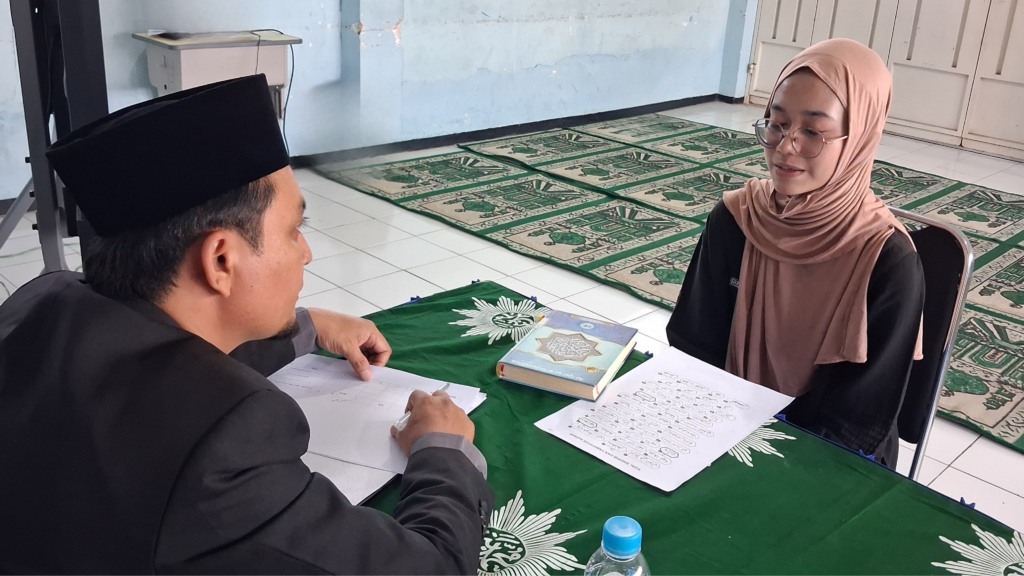 Foto seorang munaqisy dari wafa sedang menguji siswi 